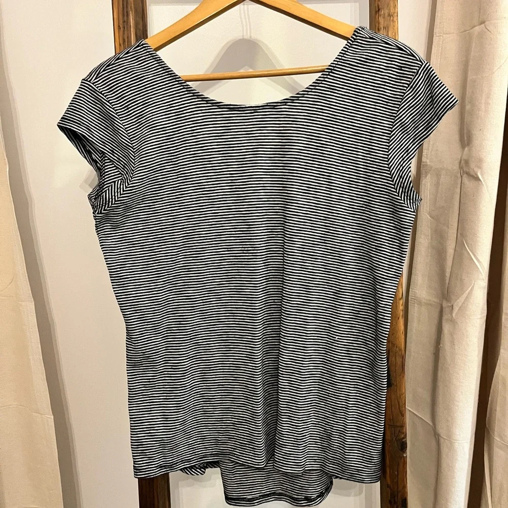 Striped Backless Flowy top - Picture 1 of 3